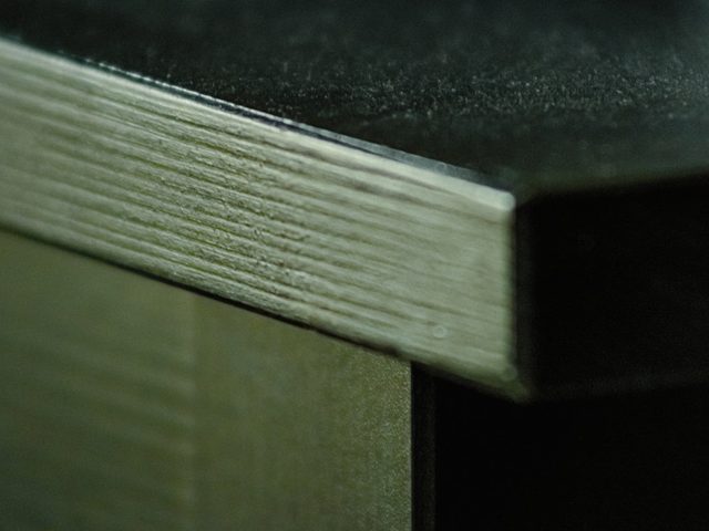 Tampak dekat detail binding buku dengan lembaran halaman yang rapi dan tepat.