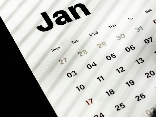 Gambar kalender bulan Januari tahun 2022 dengan warna putih dan hitam.