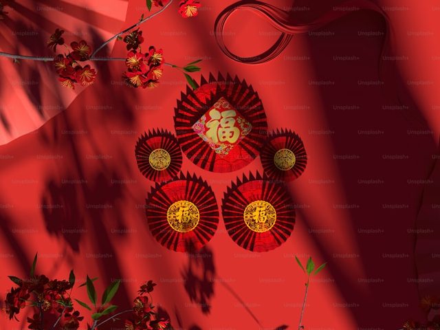 Gambar desain kreatif dengan elemen visual merah dan emas, cocok untuk percetakan online.