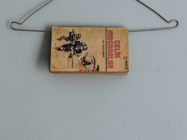 Gambar menunjukkan hanger dengan buku kecil di atasnya.