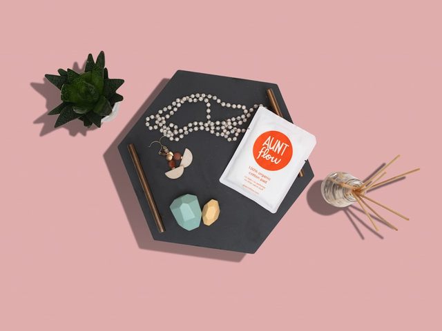 Komposisi minimalis dengan peralatan percetakan online, termasuk kertas, tinta, dan alat cetak.