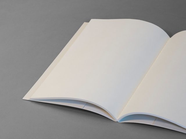 Contoh susunan halaman visual untuk booklet landscape A5 branded dengan beberapa panel gambar