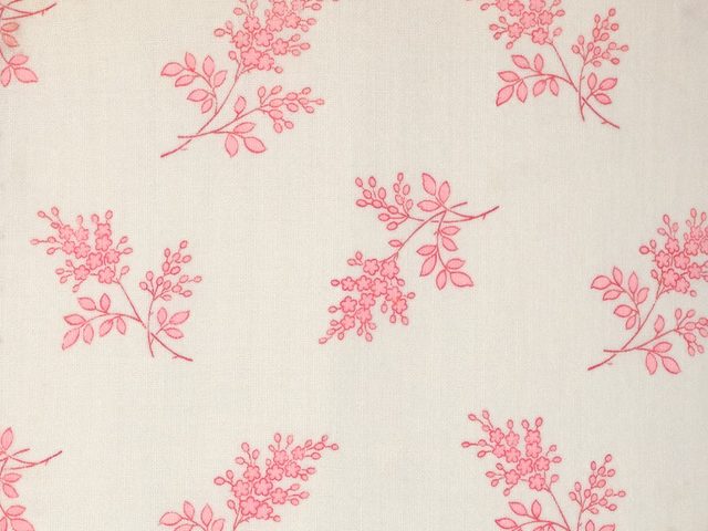 Motif bunga kecil warna pink pada kertas putih untuk menggambarkan pentingnya kualitas bahan flyer yang rapi dan menarik