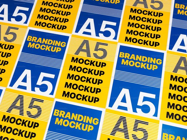 Banyak lembar A5 dengan tulisan 'Branding Mockup' dalam warna biru dan kuning.