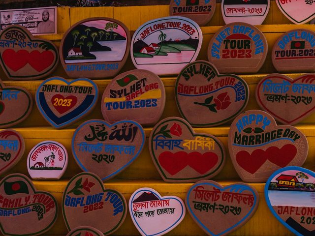 Stiker berbentuk hati dengan berbagai pesan dan motif, cocok untuk souvenir atau dekorasi.