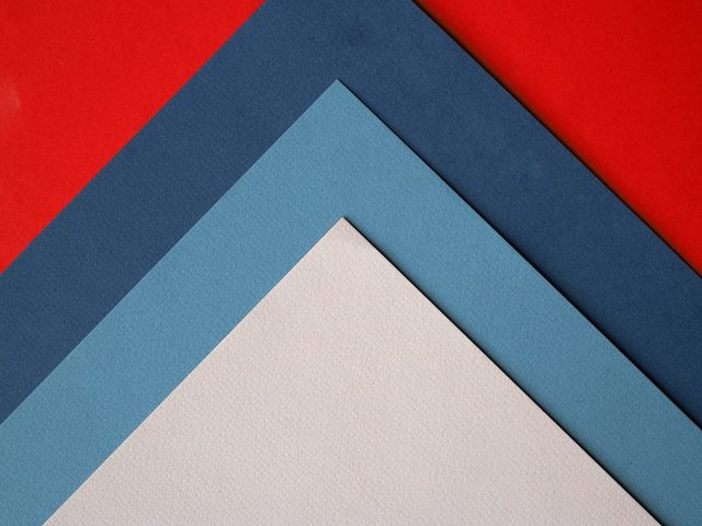 Kertas A4 berbagai warna untuk kebutuhan percetakan.