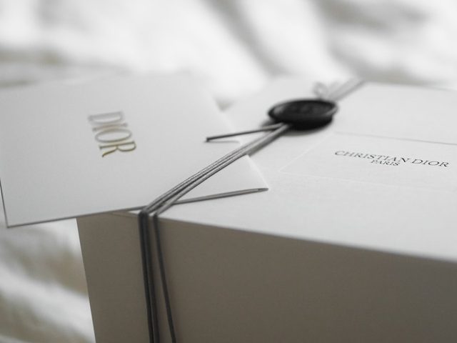 Packaging elegan dengan logo Christian Dior, ideal untuk promosi fashion premium.