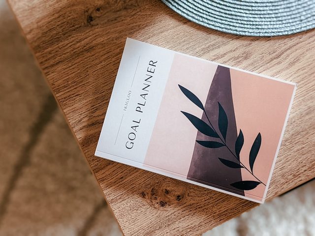 Buku planner bertema tujuan dengan desain modern dan elegan.