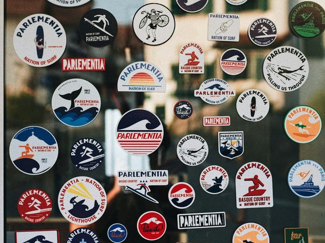 Ragam stiker dengan desain unik dan berbagai tema, ideal untuk branding.