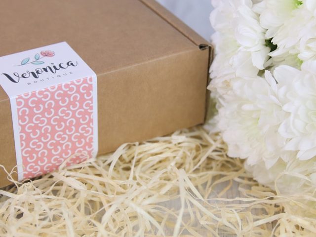 Kotak kemasan dengan desain elegan dan motif floral, cocok untuk branding.