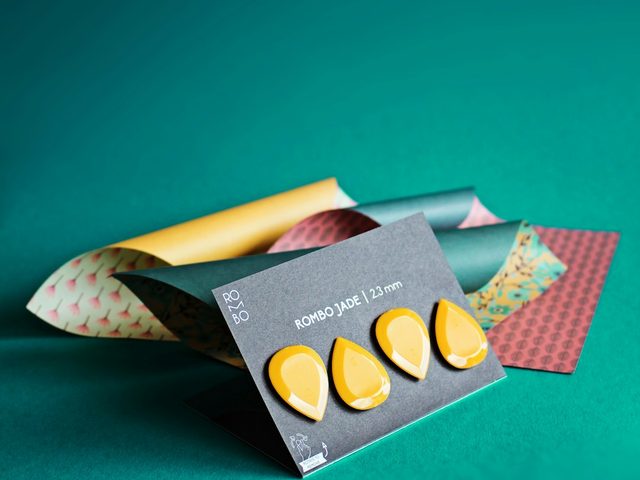 Paket percetakan online dengan kertas dan cetakan warna-warni.