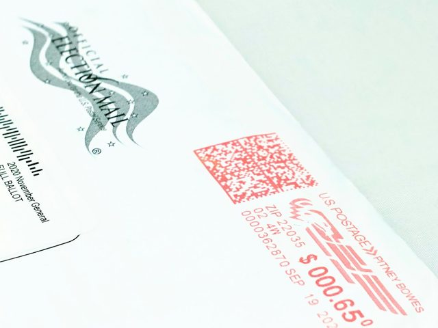 Label stiker putih dengan QR code dan nomor unik, ideal untuk branding produk.