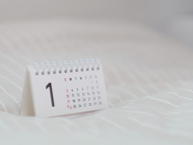 Kalender meja flip kecil berdiri di atas permukaan putih menampilkan bulan Januari, sebagai ilustrasi kalender meja A6 7 lembar yang ringkas dan detail rapi.