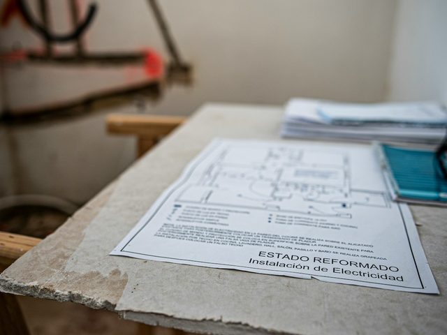 Lembaran desain di atas meja sebagai ilustrasi tahap proofing layout kalender meja portrait A6.