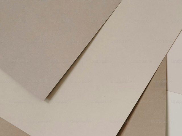 Tiga lembar kertas berwarna pastel dengan tekstur halus, cocok untuk percetakan online.