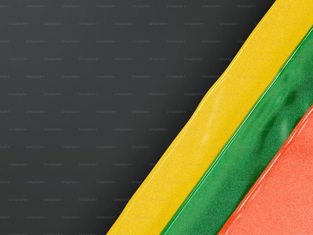 Lipatan kertas warna cerah dengan tekstur halus