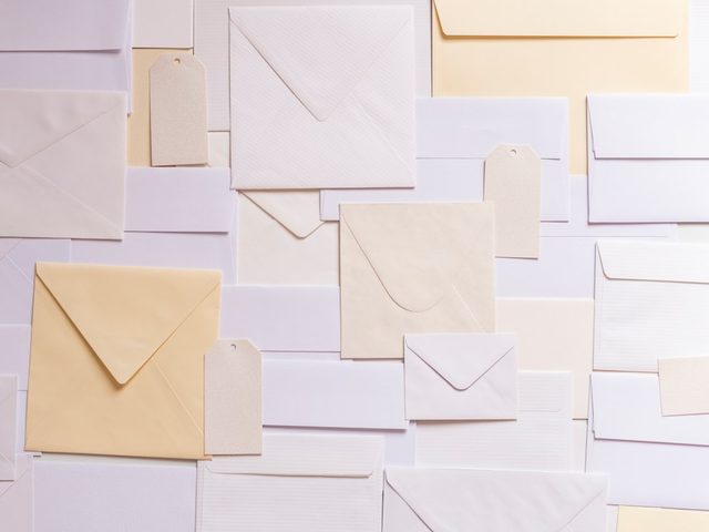 Latar belakang berisi berbagai jenis kertas dan surat, ideal untuk desain grafis atau percetakan.