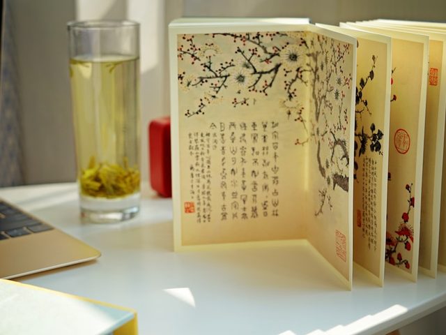Buku kecil dengan desain estetis dan kertas kuning, ideal untuk percetakan online.