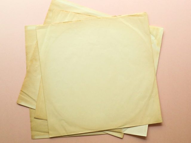 Gambarnya menunjukkan beberapa lembar kertas kuning yang rata dan bersih.