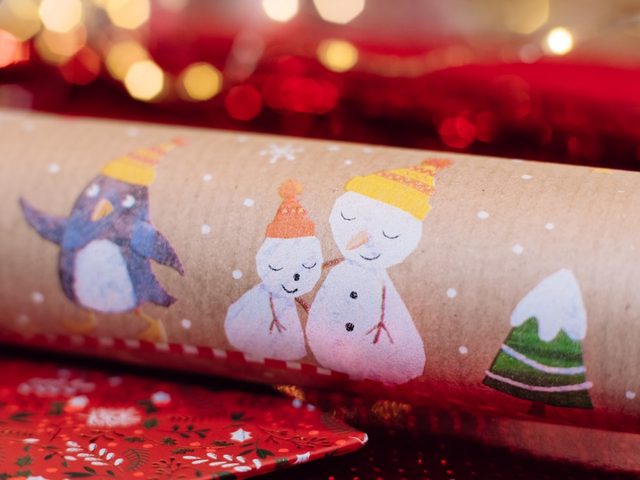 Kraft wrapping paper dengan ilustrasi penguin dan snowman untuk hadiah Natal custom brand