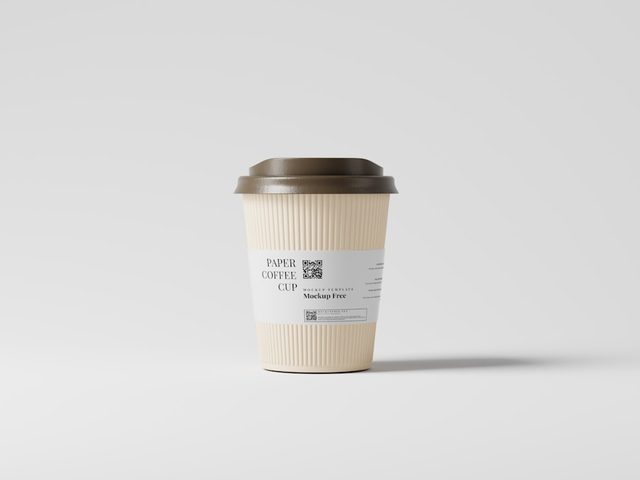 Cangkir kertas putih dengan tutup hitam dan label kopi, cocok untuk promosi percetakan online.